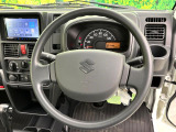 インテリアに合わせたデザインのステアリングは、運転される方のことも考え、運転しやすい形状、大きさです。是非一度、実際に触ってお確かめください。