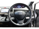 運転中もハンドルでの操作が可能です。特に高速道路等の目が離せない運転時には、便利さだけでなく、安全性も兼ね備えております。