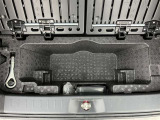 トランク下に大きな収納スペースがあります。