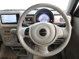 運転が楽しくなる明るく開放的な運転席まわりです。