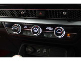 運転席と助手席の温度設定の変更が可能な左右独立タイプのデュアルエアコンです♪♪♪暑がりな人・寒がりな人も誰もが車内を快適にお過ごしいただけます♪♪♪