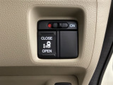 左側電動スライドドアは運転席からでも操作ができるように、ハンドル付近に開閉の操作スイッチが付いています。