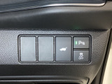 ハンドルの右側にHondaセンシング用のVSA解除スイッチとパワーテールゲートスイッチなどがついています。パワーテールゲートスイッチは車内からでもテールゲートの開け閉めを電動でできます。