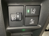 ハンドルの右側にはヘットライトリベライザーとHondaセンシング用のメインスイッチがついています。ヘッドライトリベライザーは道路状況や積荷の加重に応じてライトの高さを調節できます。