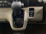 CVT車のセレクトレバーです。低速から高速まで、変速ショックのないスムーズな走りと、エンジン効率のよい領域を維持して燃費にも貢献します。サイドブレーキはスイッチ操作の電子制御パーキングブレーキです。