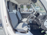 運転席シート廻りは使用感も少なく、良好な状態となっています。前オーナー様が丁寧に使っていたことがよくわかりますね。