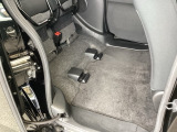 後席座面を跳ね上げれば、背の高い荷物やベビーカーなども立てたまま積み込める便利なスペースとして活用できます。