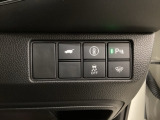 ハンドルの右側にHondaセンシング用のメインスイッチとパワーテールゲートスイッチがついています。パワーテールゲートスイッチは車内からでもテールゲートの開け閉めを電動でできます。