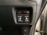 リアドアは乗り降りに便利な両側電動スライドドアです。また運転席に座っていながらスイッチ操作で自在にスライドドアを開け閉めできます。