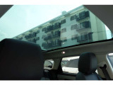 サンルーフは車の外観にもアクセントを加えることができます。特に大きなサンルーフやパノラマサンルーフ(全景タイプ)は、車のデザインにスタイリッシュな要素を追加し、車全体の高級感や魅力を引き立てます。