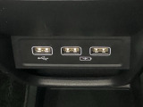 セレクトレバーの下に、スマートフォンなどの充電可能なUSB端子が2個、音源などの外部入力の可能なUSB端子が1個ついています。移動中に充電もできるので便利です。