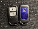 スマートキーを装備しています。鍵を差し込むことなくドアロックの開け閉めと、スタートボタン操作でのエンジンスタートができます。スペアキーも同じものを用意しております。