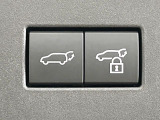 【パワーバックドア】スマートキーや運転席のボタンを押すだけでリアゲートが自動で開閉します!荷物を持っている時や、高い位置にあるバックドアを閉める際に便利な機能です♪