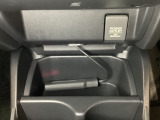 アクセサリーソケットはUSBのアダプターなどをつければ、スマホの充電にも使えます。周辺には物が置けるボックスがついています。