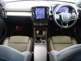 コンパクトなXC40でも上級車種と同様に、縦長式の大型タッチパネルを主体としたインテリア スマートフォン感覚でナビゲーションやオーディオなどを操作できます