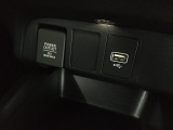 12V電源ソケットを設置しております。周辺機器の充電にご利用頂けます。便利なUSBジャックも付いています。