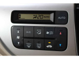 フルオートエアコンを装備。車内の温度設定だけでなくPM2.5にも対応した高性能集塵フィルターも装備しており車内はいつも快適空間♪