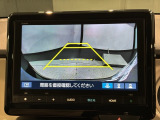 リバースギアに入れるだけで後方の表示へ切り替わります。夜間や雨の日の駐車も楽になりますよ。