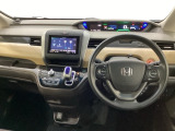 車内は光触媒抗菌消臭施工済です。インパネ周りはスタイリッシュなデザインで機能や装備も充実しています。グローブボックスやカップホルダーのほかにトレーなどたくさんの収納スペースが付いています。