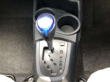 操作しやすいATシフトです。 シフトチェンジを気にしなくていいので運転だけに集中できますね。 自然と手に届くところにある、手になじむ形状のシフトノブがいいですね。