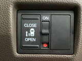 【片側パワースライドドア】片側がパワースライドドアになっており、運転席のスイッチやスマートキーでも開閉が可能です!開口部も広いので乗り降りも楽々♪