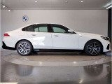 ☆BMWの前後重量配分50:50はエンジン自体をフロントタイヤよりも後ろにずらし、通常はエンジンルーム内に搭載される重量物であるバッテリーをトランクに移動させるなどして実現されています☆