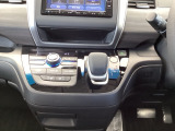【eコンスイッチ】低燃費運転をサポートするECONモード。スイッチをONすると、エンジンやトランスミッション、A/Cなどを協調制御し、燃費の向上に貢献。エコドライブの効果を高めます。