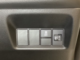 ハンドルの右側にはヘットライトリベライザーとVSA(ABS+TCS+横滑り抑制)の解除スイッチがついています。ヘッドライトリベライザーは道路状況や積荷の加重に応じてライトの高さを調節できます。