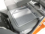【シートアレンジ可能】ゆとりあるワイドな車内空間は、ドライブを始め買い物やレジャーなど、幅広く活躍します。一人でもみんなとでもお出かけを楽しみましょう!