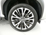 純正18インチのアルミホイールは、やっぱり車にピッタリマッチするデザインですね。