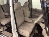 広い足元に肘掛けもついたゆったり座れるシートです。運転席と助手席の間が空いているため、助手席側への移動がスムーズです。交通量の多い道でも、助手席側から乗り降りができます。
