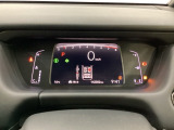 デジタル表示のスピードメーターとタコメーター、燃費やオドメーターなどの表示の他に、ホンダセンシング機能などの表示もできる多機能なマルチインフォメーション・ディスプレイです。