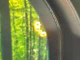【ブラインドスポットインフォメーション】走行中、ドアミラーの死角になりやすい箇所に後続車が接近するとサイドミラー付近に警告を表示、ドライバーに注意喚起をしてくれます。
