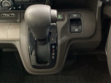 CVT車のセレクトレバーです。低速から高速まで、変速ショックのないスムーズな走りと、エンジン効率のよい領域を維持して燃費にも貢献します。サイドブレーキはスイッチ操作の電子制御パーキングブレーキです。