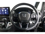 運転中もハンドルでの操作が可能です。特に高速道路等の目が離せない運転時には、便利さだけでなく、安全性も兼ね備えております。