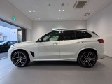 BMWではロングホイールベースの採用をしており、すべての車種に適用され、走行中の安定感の向上されております。また室内空間の広さにも貢献しております。