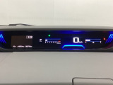デジタル表示のスピードメーターとタコメーターを大きく配した見やすいメーター部になっています。左側のインフォメーション画面でオドメーターや燃費などの情報を確認できます。