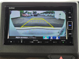 駐車時の安全確認をサポートするバックカメラも使用できます。インターナビで様々な情報を得ることもできます。