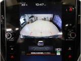 ■リヤビューカメラの映像です。ステアリング連動ガイドラインが、後退時の予想進路を表示し、運転のサポートを致します。