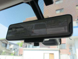 『スマートルームミラー』付き♪♪ 後席乗車の方の頭で後続車を確認できない時には後部カメラが撮影する映像をここに表示させて後方の確認ができます♪♪