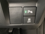 VSA装備車です。VSAはドライバーの操作と車の動きを見守っています。もし車の挙動が乱れたとき、4輪別々にブレーキをかけたり、エンジンパワーをしぼることによって車を安定させます。