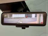インテリジェントルームミラー搭載で、車の後方に設置されたカメラ映像を映し出してシートバックやヘッドレスト、同乗者に視界が遮られることがなく視認性が非常に良いです