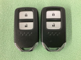 スマートキーを装備しています。鍵を差し込むことなくドアロックの開け閉めと、スタートボタン操作でのエンジンスタートができます。スペアキーも同じものを用意しております。