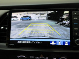 バックカメラの画像です。ガイドラインがスムースな車庫入れをサポートいたします。車庫入れの安心感がアップしますね。