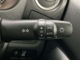 【オートライト】車のセンサーが周囲の明るさを感知し、自動でヘッドライトを点灯・消灯する機能です。この機能は夕暮れ時の交通事故が多い時間帯の安全性を高めてくれます。