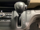 CVT車のセレクトレバーです。低速から高速まで、変速ショックのないスムーズな走りを実現するとともに、エンジン効率のよい領域を維持することで燃費にも貢献します。