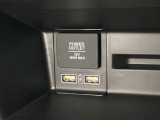 助手席前には横長のトレーとアクセサリーソケットがついています。その下に充電可能なUSB端子が2個ついていますので、手前のトレーにスマートフォンを置いて移動中でも充電できるので便利です。