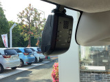 万が一の事故はもちろん快適で安全なドライブの必需品 純正ドライブレコーダーがフロントに付いています。