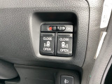 【両側パワースライドドア】です。リモコンや運転席のスイッチ操作で楽々自動開閉。