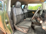 運転席まわりには十分なスペースがあり、大柄な方でもゆったり運転していただける環境です。